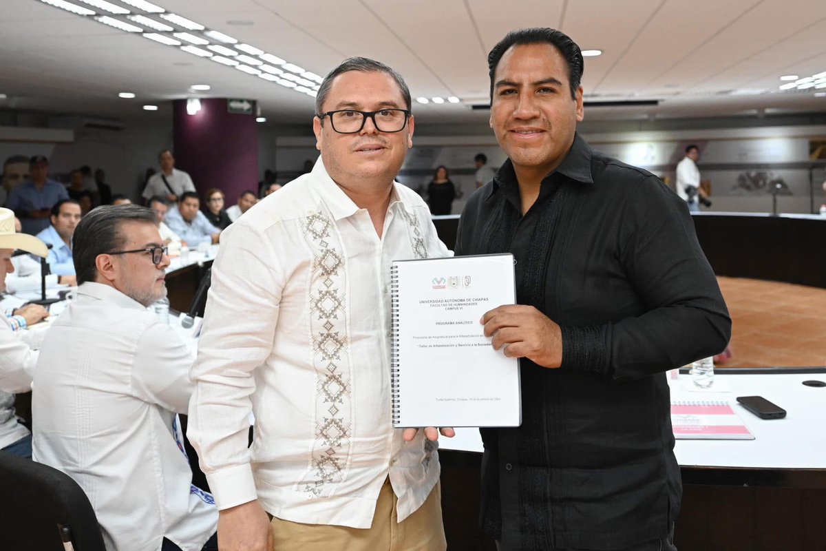 Entregué al gobernador <a href="/ramirezlalo_/">Eduardo Ramírez</a> la propuesta de asignatura para la Alfabetización en Chiapas “Taller de Alfabetización y Servicio a la Sociedad” elaborado por la comunidad académica de la #UNACH que formará parte de los planes curriculares en educación media y media superior