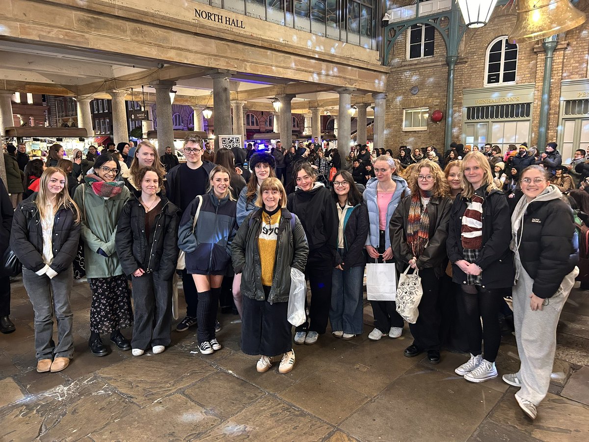 A level Literature students had a ball watching Cat on a Hot Tin Roof at <a href="/AlmeidaTheatre/">Almeida Theatre</a>, loved The British Library and got festive at Covent Garden this afternoon! Superb performance and a fantastic group of students. 
🐈‍⬛ 🎭 🎅 🌲