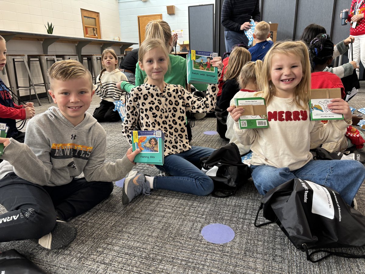 IAGovernor's tweet photo. 1st grade students at @DavSchools, @WCDistrict &amp; Sioux Center Christian taking home their personalized, state-provided decodable book packs based on the Science of Reading.

A powerful tool for parents to help kids learn to read, so they can spend a lifetime reading to learn. https://t.co/pLfpvO5RqS
