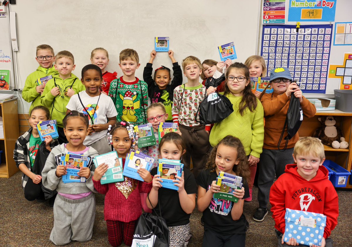 IAGovernor's tweet photo. 1st grade students at @DavSchools, @WCDistrict &amp; Sioux Center Christian taking home their personalized, state-provided decodable book packs based on the Science of Reading.

A powerful tool for parents to help kids learn to read, so they can spend a lifetime reading to learn. https://t.co/pLfpvO5RqS