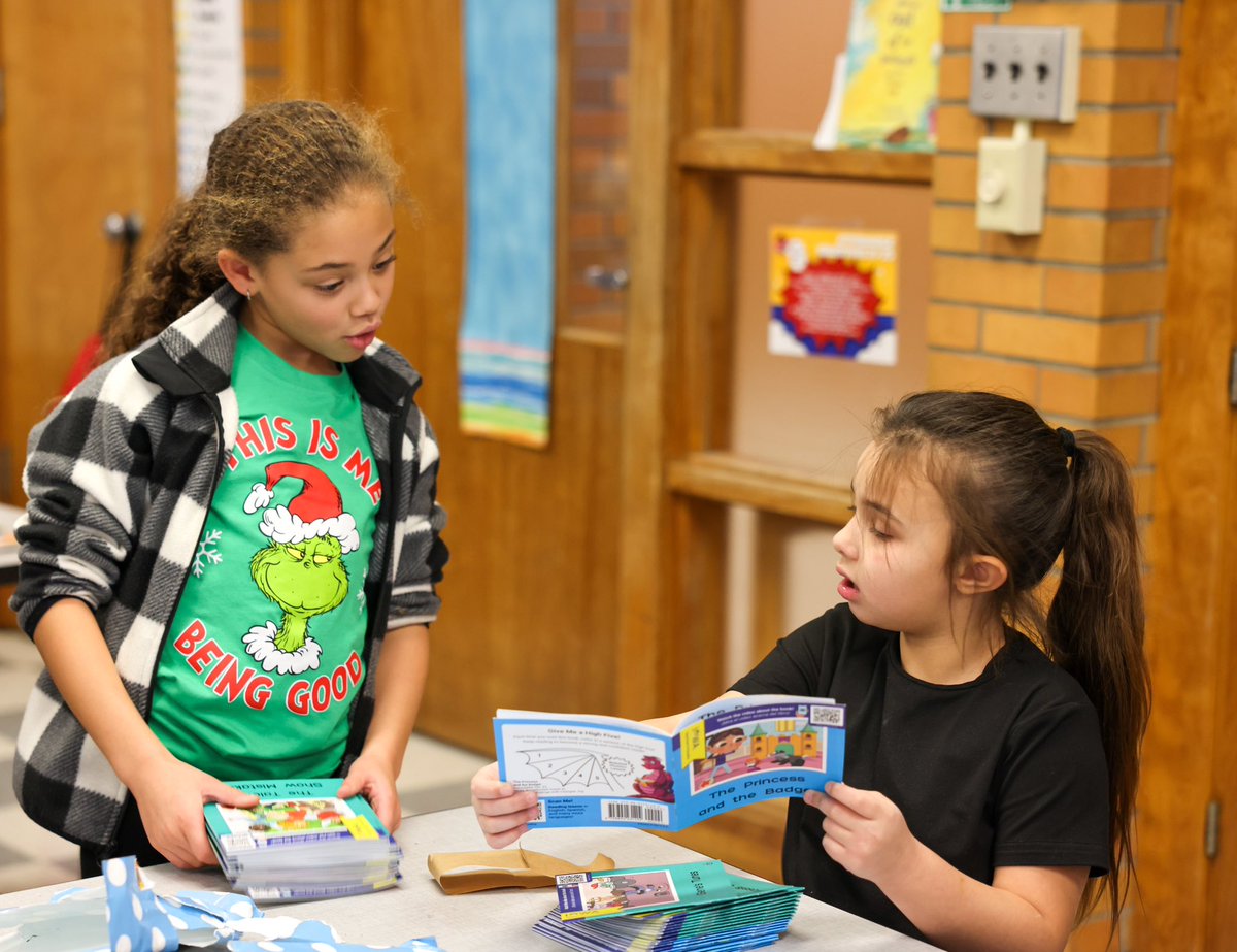 IAGovernor's tweet photo. 1st grade students at @DavSchools, @WCDistrict &amp; Sioux Center Christian taking home their personalized, state-provided decodable book packs based on the Science of Reading.

A powerful tool for parents to help kids learn to read, so they can spend a lifetime reading to learn. https://t.co/pLfpvO5RqS