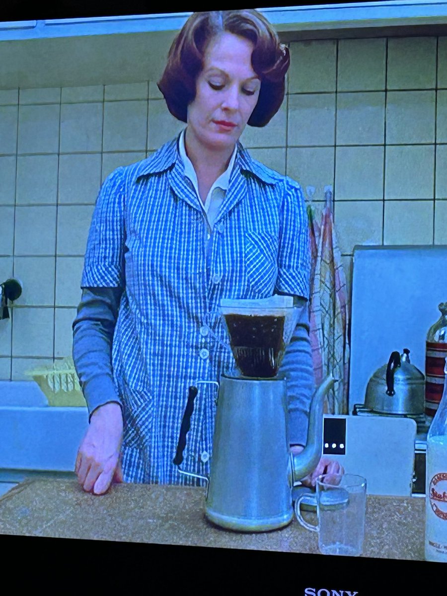 Je regarde Jeanne Dielman, ma fille de 7 ans passe devant : « mais c’est une œuvre d’art ! ».  Exactement !