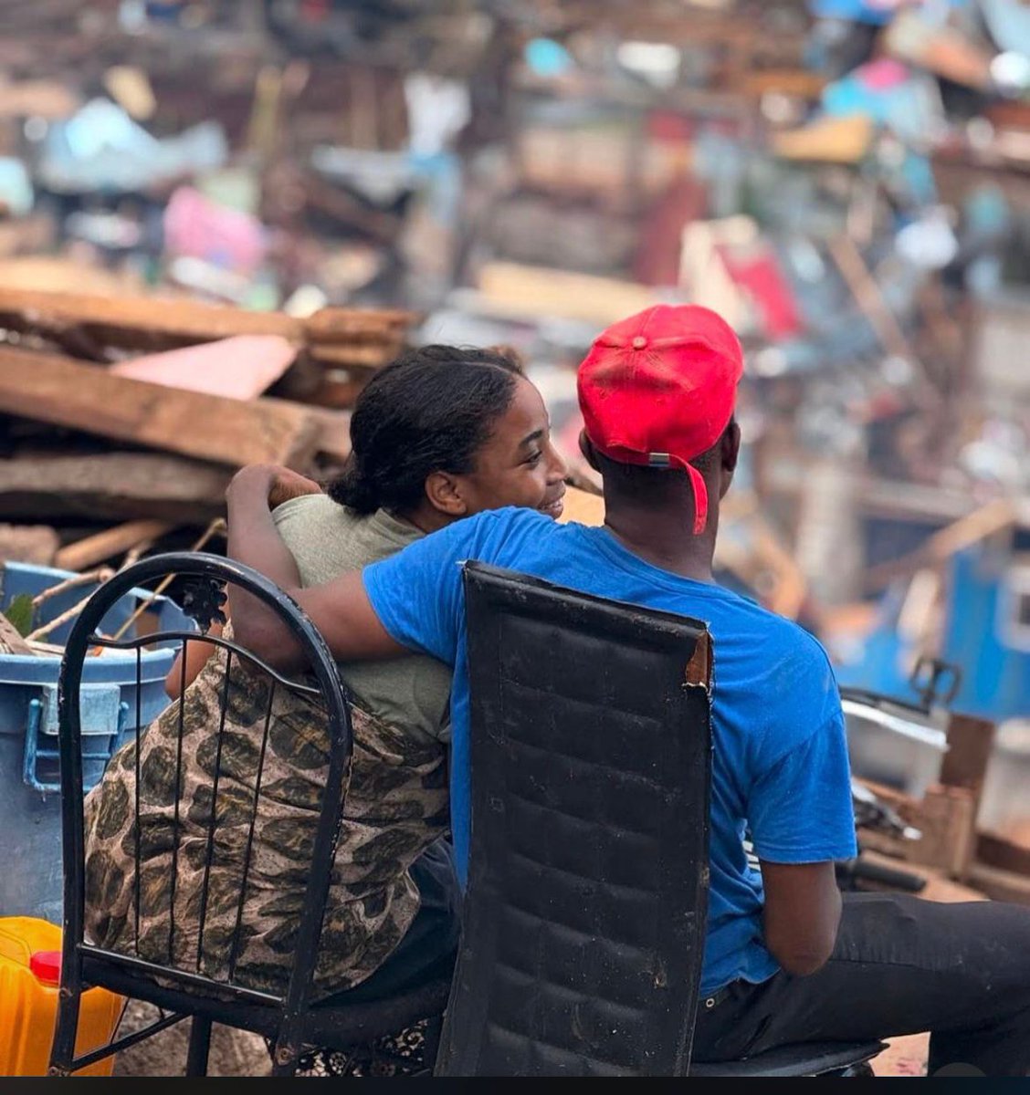 mickael_william's tweet photo. QUAND ON A QUE L'AMOUR ❤️
COURAGE #MAYOTTE ✨️🙏🏾✨️
#ChidoMayotte https://t.co/zVmGSPVamU
