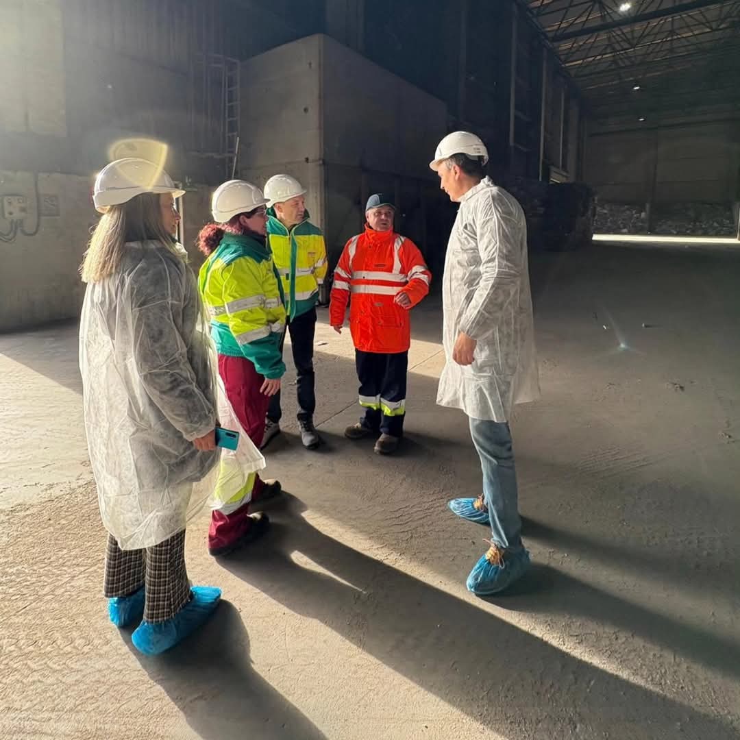Isabel_Segarra_'s tweet photo. Hoy visita y reunión con los técnicos de la planta de tratamiento de residuos sólidos urbanos de Secomsa en #Botarell
Porque es necesario tener la información para tomar decisiones.
Desde #VOX siempre trabajando por el bien de los ciudadanos.
@ricard_montero y @JavierVaqueroRe
Consejeros del Consell Comarcal del Baix Camp
@Isabel_Segarra_ Portavoz GM @Vox_Cambrils