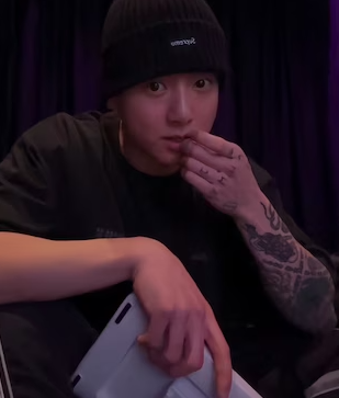AboutMusicYT's tweet photo. jungkook going live and breaking records on the way https://t.co/UYrmHaAKIK