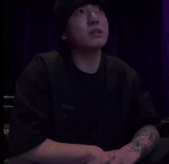 AboutMusicYT's tweet photo. jungkook going live and breaking records on the way https://t.co/UYrmHaAKIK