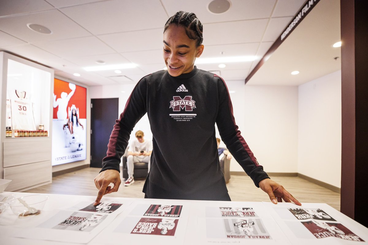 HailStateWBK's tweet photo. Introducing, Jerk Sauce! 

Jerkaila Jordan partnered with Kyvan Foods and Proof of the Pudding to ink the initial food-centered NIL deal for a student athlete in Mississippi State History!

📰 » https://t.co/IuC8LY1JP0

#HailState x @Jerk2Brazy https://t.co/I38hkj78jr