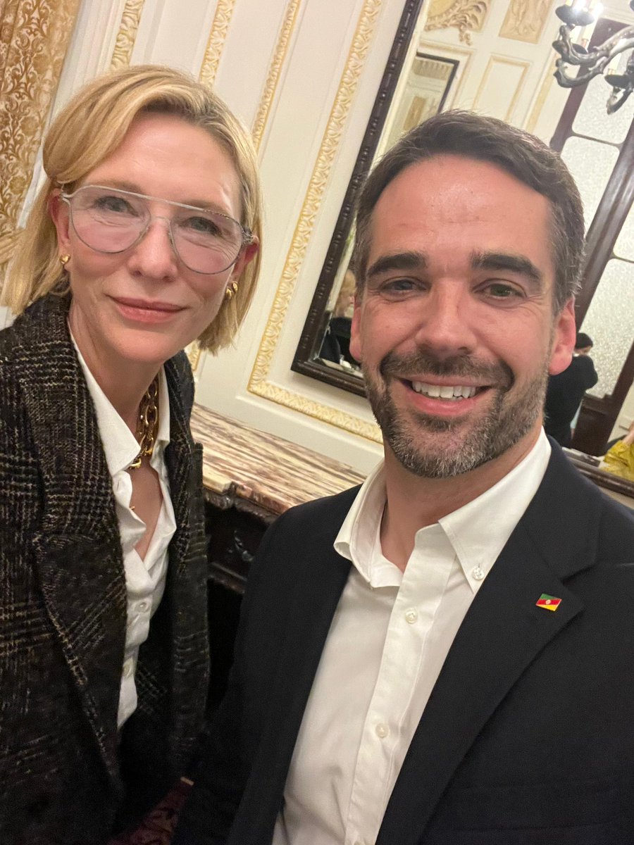 EduardoLeite_'s tweet photo. Gratidão à atriz Cate Blanchett por sua visita ao RS como embaixadora do Acnur, dando visibilidade aos impactos das enchentes e às nossas ações para apoiar as famílias. 

Quando a encontrei recentemente, além do prazer em compartilhar a admiração que temos pela obra de Clarice Lispector, destaquei o orgulho de sermos o primeiro Estado do Brasil a fechar parceria com a Acnur para construção de um plano estadual de contingência que nos permita enfrentar futuros eventos climáticos adversos com ainda mais assertividade. 

A Acnur também teve papel fundamental para construirmos os Centros Humanitários de Acolhimento com espaços dignos e adequados para famílias desabrigadas. Cate me enfatizou preocupações quanto aos efeitos das mudanças climáticas e sua relação com o deslocamento humano e com as populações deslocadas à força, destacando o reconhecimento da população refugiada como uma das mais vulneráveis aos efeitos das mudanças climáticas, e a necessidade de sua inclusão e participação em ações de preparação, contingência, mitigação e adaptação. 

De parte do governo do Estado, seguimos firmes no compromisso de amparar todas as famílias, incluindo as refugiadas que encontram aqui um novo lar.