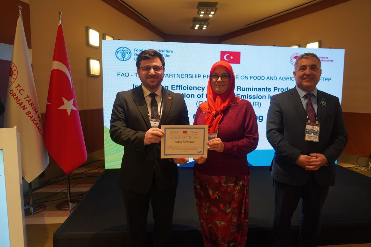 FatihErs61's tweet photo. FAO-Türkiye Gıda ve Tarım Ortaklık Programı (FTPP II) çerçevesinde, Hayvancılık Genel Müdürlüğü koordinasyonunda yürütülen “Sera Gazı (GHG) Salınımı Yoğunluğunun Azaltılması Amacıyla Küçükbaş Hayvan Yetiştiriciliğinin Etkinliğinin Geliştirilmesi Projesi” kapsamında FAO yetkilileri, proje paydaşı kardeş ülkeler (Azerbaycan, Kazakistan, Kırgızistan, Tacikistan, Türkmenistan, Özbekistan) ve Balıkesir’de faaliyet gösteren kadın çiftçilerimizle bir araya geldik.

Projenin ülkemiz, yetiştiricilerimiz ve paydaşlarımız için hayırlara vesile olmasını diliyor, işbirlikleri ve destekleri için @faoturkiye temsilcilerine şükranlarımı sunuyorum.