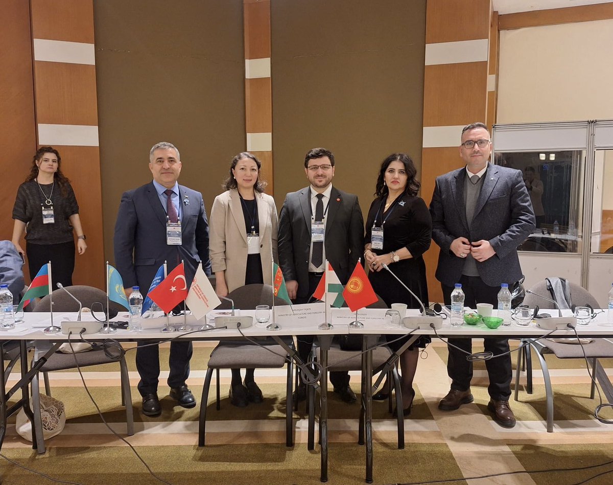 FatihErs61's tweet photo. FAO-Türkiye Gıda ve Tarım Ortaklık Programı (FTPP II) çerçevesinde, Hayvancılık Genel Müdürlüğü koordinasyonunda yürütülen “Sera Gazı (GHG) Salınımı Yoğunluğunun Azaltılması Amacıyla Küçükbaş Hayvan Yetiştiriciliğinin Etkinliğinin Geliştirilmesi Projesi” kapsamında FAO yetkilileri, proje paydaşı kardeş ülkeler (Azerbaycan, Kazakistan, Kırgızistan, Tacikistan, Türkmenistan, Özbekistan) ve Balıkesir’de faaliyet gösteren kadın çiftçilerimizle bir araya geldik.

Projenin ülkemiz, yetiştiricilerimiz ve paydaşlarımız için hayırlara vesile olmasını diliyor, işbirlikleri ve destekleri için @faoturkiye temsilcilerine şükranlarımı sunuyorum.