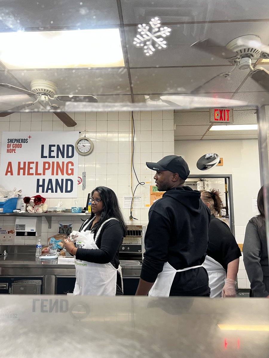 sghottawa's tweet photo. Thanks to @TELUS for volunteering in our community kitchen today for our #12DaysofHope, making it a "bakers dozen"! The team made sandwiches & served pork & chicken with gravy, veggies, salad, & bun for lunch.
Donate to support our community kitchen: https://t.co/J2JxxRXpE0. https://t.co/7J4Z51flxf