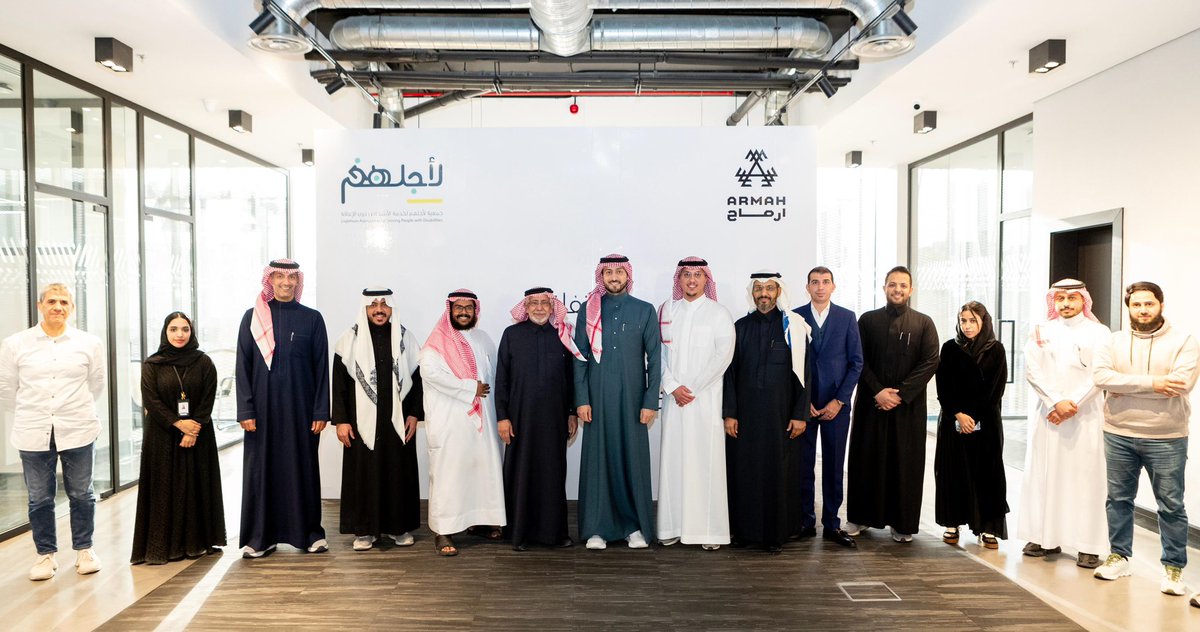 وقّعت شركة #أرماح_الرياضية اتفاقية تعاون مشترك مع جمعية #لأجلهم بهدف تعزيز الجهود في مجال دعم وتمكين الأشخاص ذوي الإعاقة من خلال برامج رياضية ومبادرات مجتمعية مستدامة.

مثّل الجمعية في توقيع الاتفاقية الأمير فيصل بن عبد الرحمن بن ناصر آل سعود، الرئيس التنفيذي للجمعية، فيما مثّل