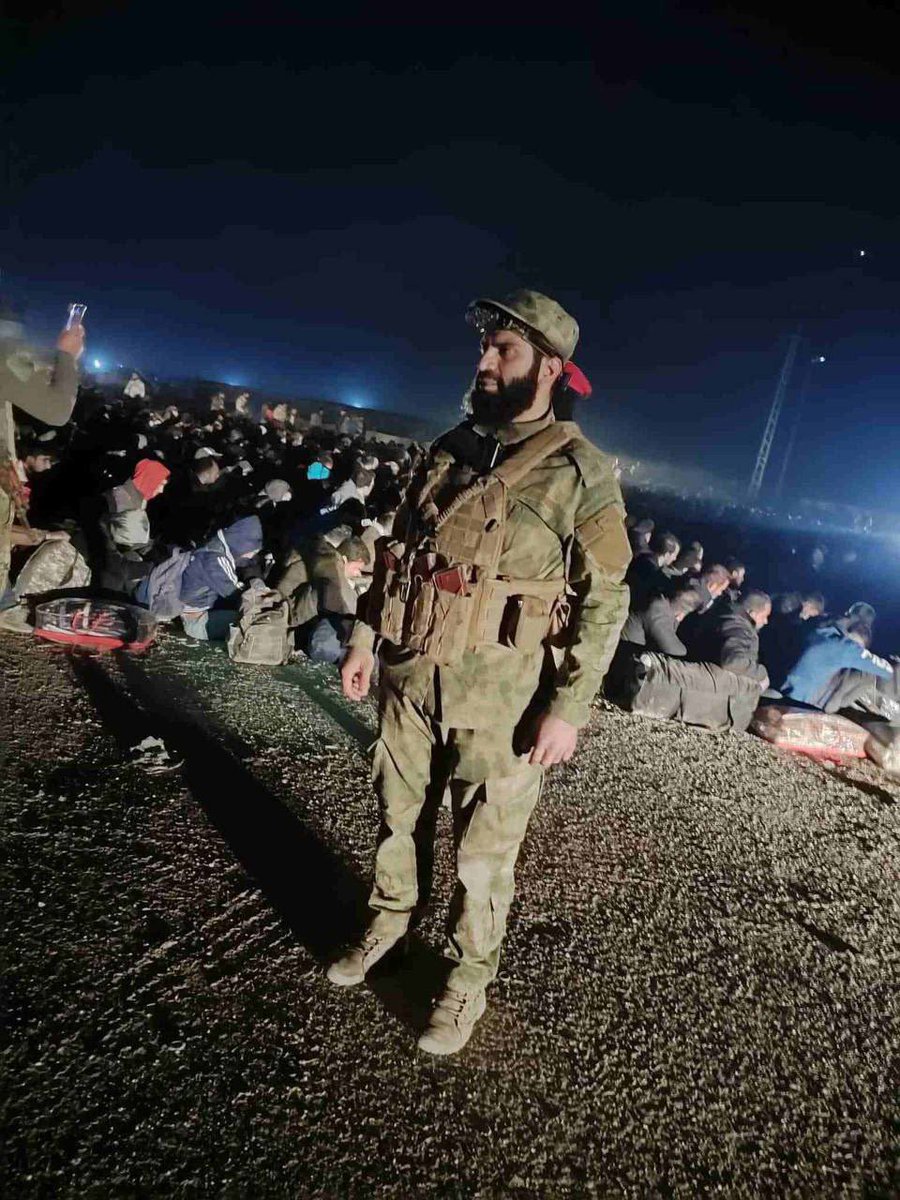 Esad’ın Şebbihaları enselendi !

Beşar Esad’in kardeşi Mahir Esad ile birlikte Irak'a kaçan 4.Tümen subayları yakalandı! 

Muhalifler paketleri teslim aldı !