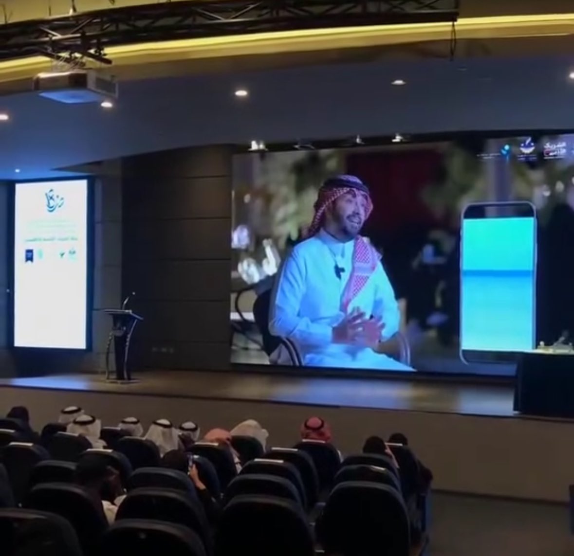 كانت ليلة مشعة بتفاصيل أدبية وفنية، في قاعة <a href="/MakkahChamber/">غرفة مكة المكرمة</a> بتنظيم #الشريك_الإدبي <a href="/illusioncafee/">ايلوجن كافيه</a> قدمت عرضاً شعرياً بمشاركة عدة فنون وعروض مرئية، قبل أن نستمتع بمسابقة الشعر بإدارة <a href="/Wathiq_2023/">جمعية "واثق" للتنمية الذاتية</a> ، وقد كانت أمسية تفاعلية وإحتفائية في  #اليوم_العالمي_للغة_العربية
 #ملتقى_صناع_التأثير