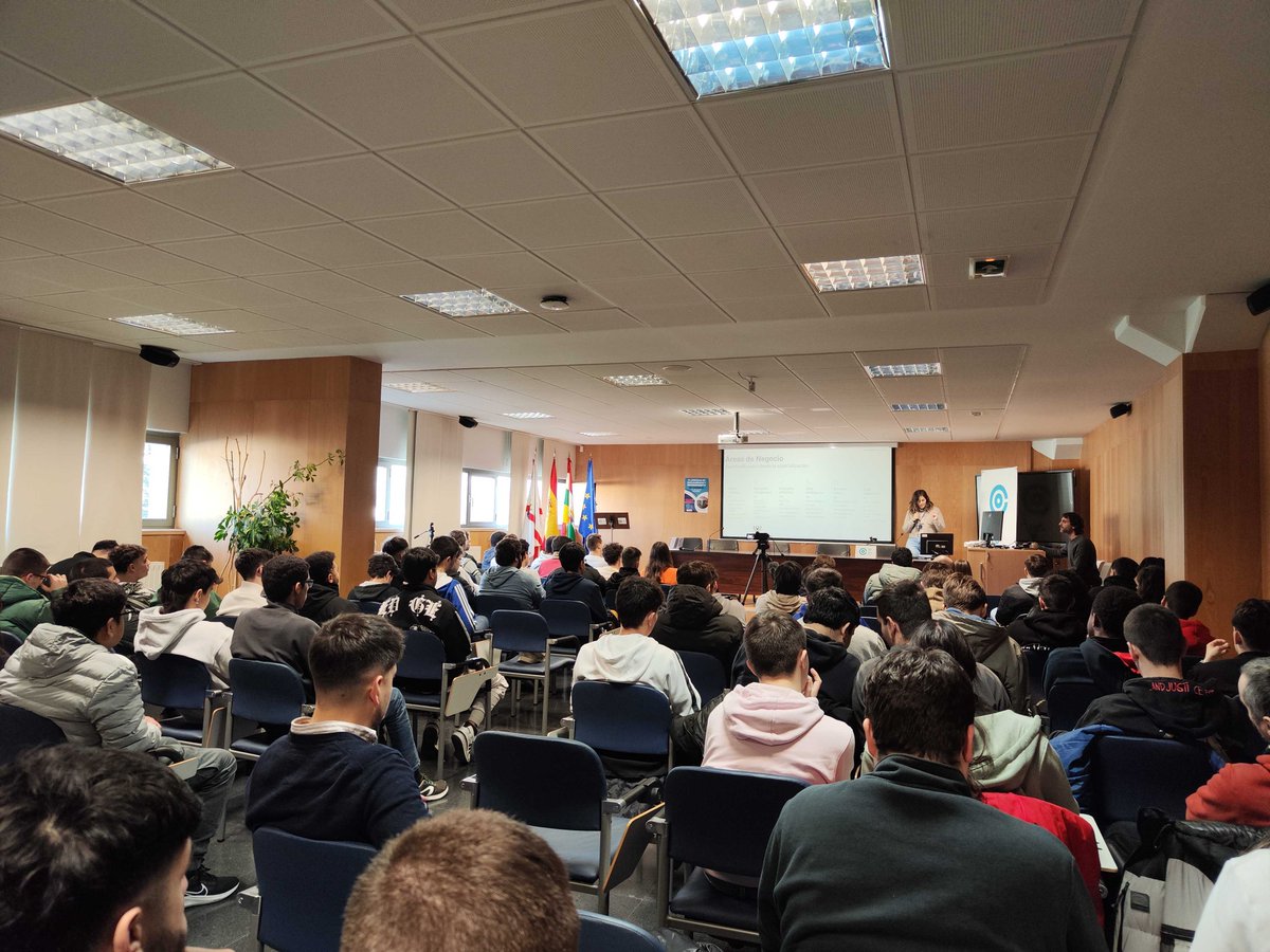 _lariojadigital's tweet photo. 📌 Ayer, en las IV jornadas de #Empleabilidad y #Emprendimiento del #IESComercio
Empresas de Informática y Comunicación participaron en presentaciones y conectaron con alumnos en stands empresariales ¡Un gran impulso para acercar la educación al mercado laboral! 👏 https://t.co/Q0Sjbw0vuQ