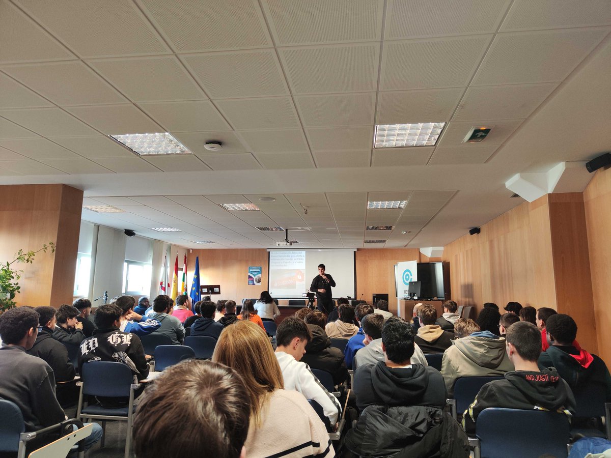 _lariojadigital's tweet photo. 📌 Ayer, en las IV jornadas de #Empleabilidad y #Emprendimiento del #IESComercio
Empresas de Informática y Comunicación participaron en presentaciones y conectaron con alumnos en stands empresariales ¡Un gran impulso para acercar la educación al mercado laboral! 👏 https://t.co/Q0Sjbw0vuQ