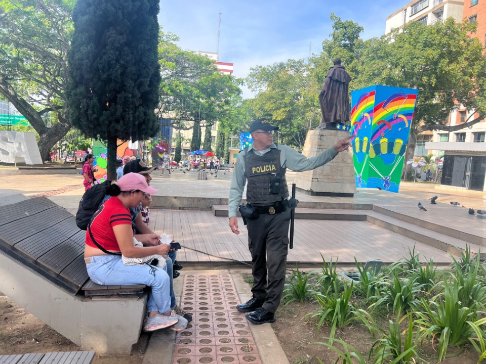 ProteccionPonal's tweet photo. #Bucaramanga 📍Realizamos campañas con turistas sobre prevención contra el hurto,👮disfruta tus viajes pero no te descuides, mantén tus pertenencias seguras en todo momento🔐.

#TursimoSeguro
#TurismoResponsable https://t.co/uSXKbaCnnB