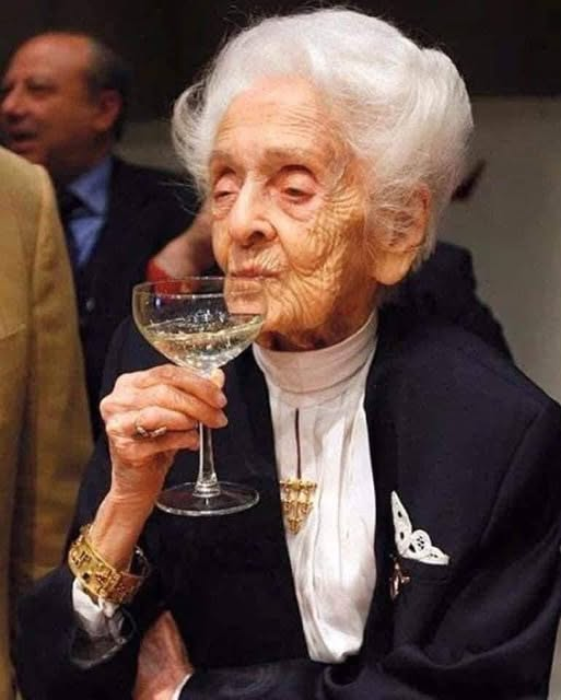 neideboaski's tweet photo. TO FALANDO!  acabei de tomar coca com vodka e muito gelo. Estou vendo duas rosas no vaso de solitário, mas tudo bem. rsrs

Rita Levi-Montalcini, de uma família aristocrática judia italiana, nasceu em 1909.
Filha de uma abastada família sefardita,
 pai é matemático, mãe é pintora
A Rita também estudou medicina.
Trocou Turim por Florença e
Montou um laboratório no seu próprio quarto.
Para concluir,
 A Rita tornou-se uma neurocientista de classe mundial,
 Recebeu o Prémio Nobel,
que permitiu combater o Alzheimer e a oncologia.
Era uma mulher magra e muito bonita!
E teve uma grande ideia;
Para melhorar a digestão - CERVEJA
Na anorexia - VINHO BRANCO
Na tensão arterial baixa - VINHO TINTO
Na hipertensão - COGNAC
Angina, isto é, se a garganta estiver desconfortável - VODKA
- E a água? - Ah, ainda não tive essa doença.👌👍😃
Dona Rita,
Viveu 103 anos e
Acabou por morrer com uma mente clara e uma vida ativa.
Nota: Tem exatamente 100 anos na foto.