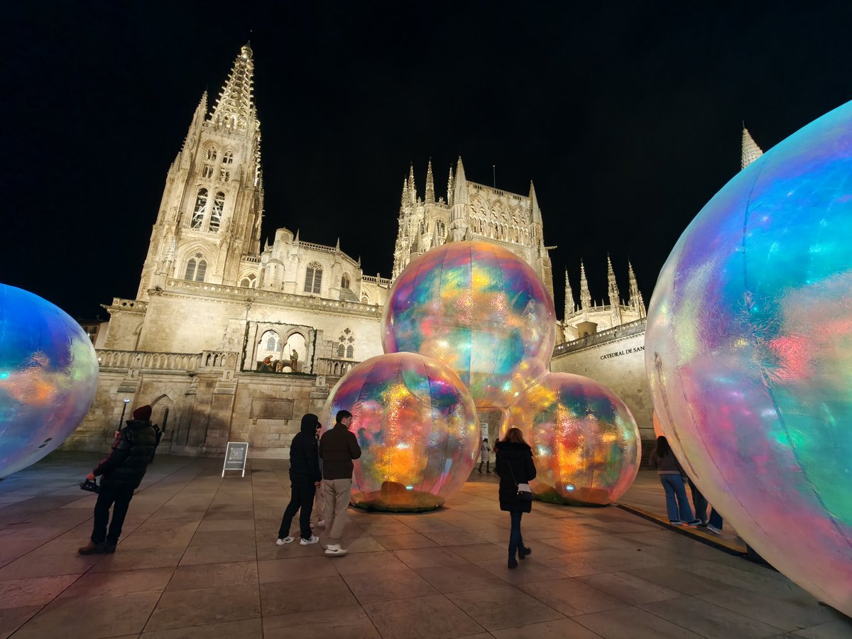 AlvaroSaiz's tweet photo. Las bolas de Navidad que iluminan la catedral de Burgos. https://t.co/WUE4H9dSGP