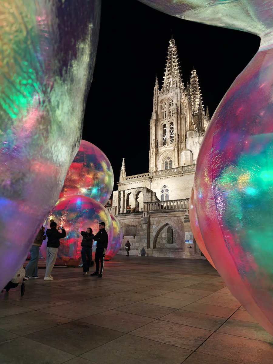 AlvaroSaiz's tweet photo. Las bolas de Navidad que iluminan la catedral de Burgos. https://t.co/WUE4H9dSGP