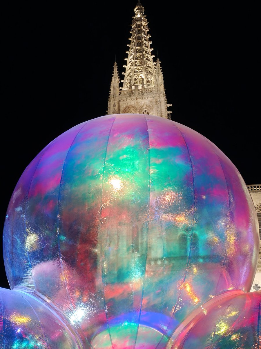 AlvaroSaiz's tweet photo. Las bolas de Navidad que iluminan la catedral de Burgos. https://t.co/WUE4H9dSGP