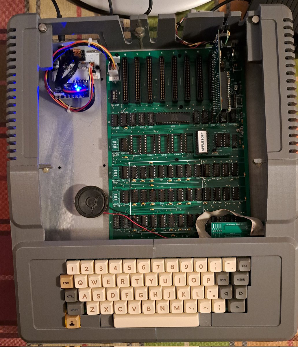 pirate_bit's tweet image. Apple ][ DIY con teclado funcional (por fin!)
#Apple2 #diy #retroinformatica #electronica #retrocomputer