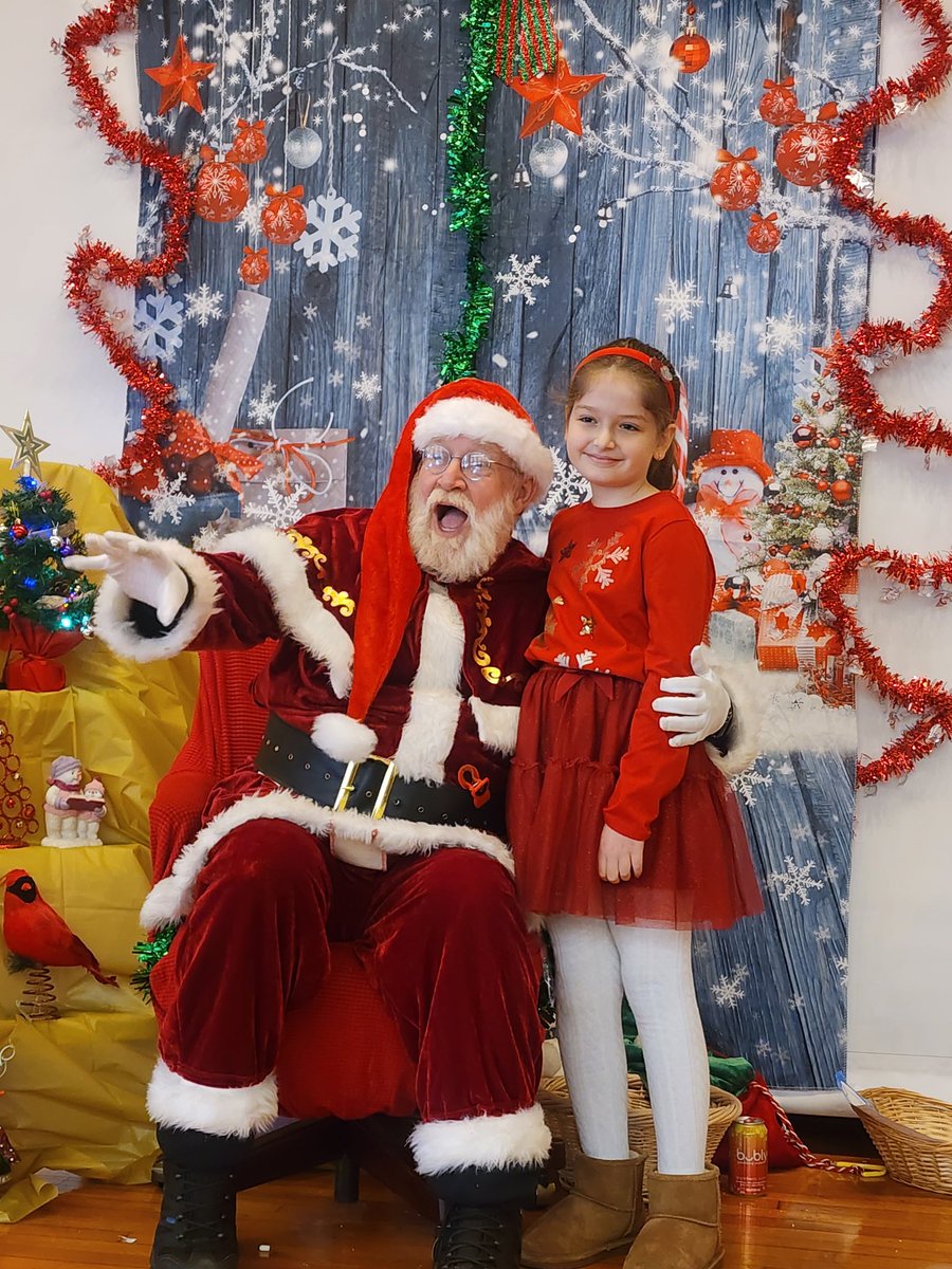 SiragusaStudent's tweet photo. There's a little extra magic in the air today at Siragusa.  Santa stopped by to spread joy and smiles.  #yonkersmagic @ErikWrightYPS @YonkersSchools https://t.co/TWDKAUQM9T