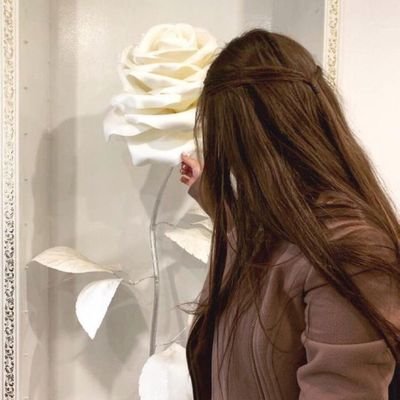 الكلمات عندما تخلوا من المشاعر تكون مجرد حروف .على ورق 
كذلك صوت القلب بلا أحساس لن يصل
    وإن أجاد العزف عالوتر . 
            
لاأحد يستطيع أن يفهم نغماتك
  سوى من سمعها في روحك
 قبل أن تعزفها .

فأوتارك لا تطرب إلا روحآ  تشبه روحك .

#فضفضة_مشاعر 
#Yas_uo_