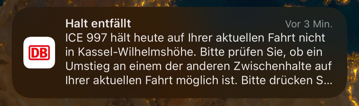 FireiMedia's tweet photo. Der Zug am nachbargleis wird in meinen Zug durch eine Tür evakuiert, weil sich die andere Türen nicht mehr öffnen lassen. Mein Zug muss ich dann wechseln, weil dieser jetzt woanders hinfährt… https://t.co/oz8Zurn72F
