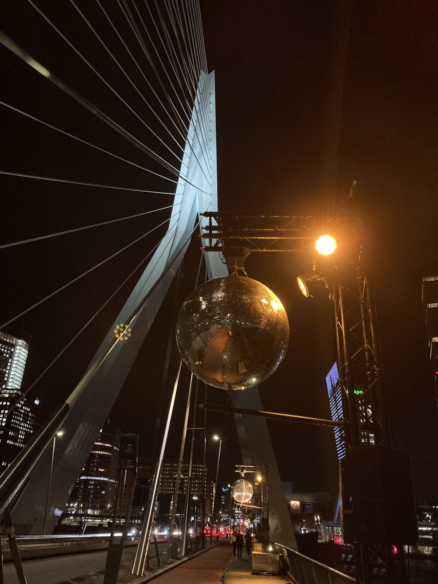 Lichting98's tweet photo. 🪩 op de vernieuwde Erasmusbrug, met muziek! 🕺🏼 https://t.co/OT9G2zBeYj