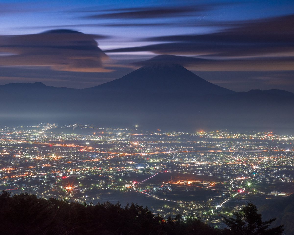笠と流雲の夜明け

韮崎市にて以前撮影

#富士山 #笠雲 #夜景