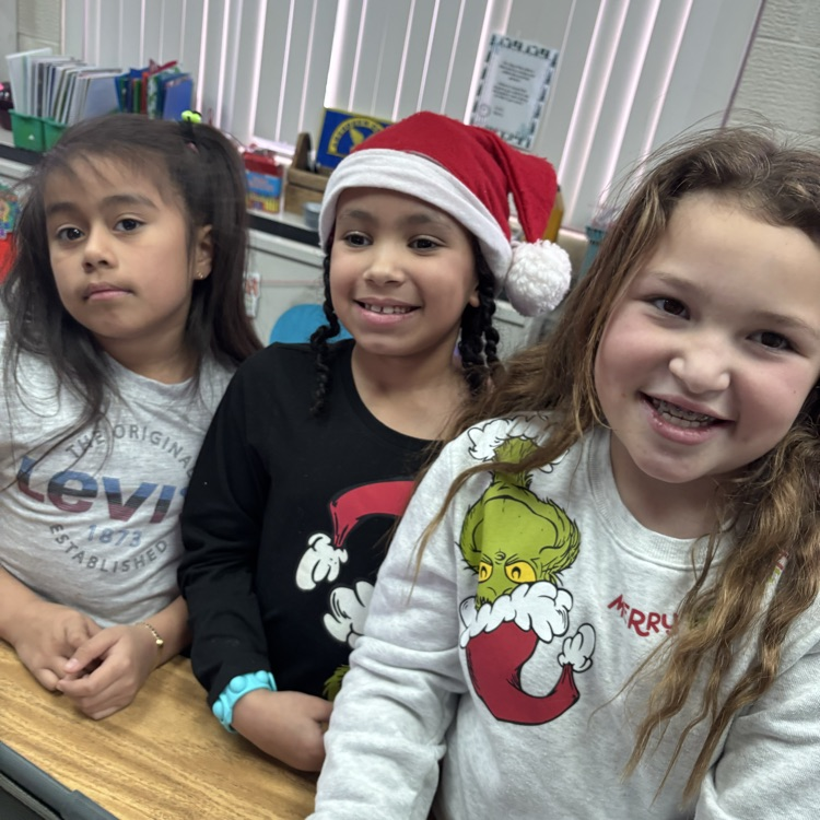 AberdeenOMT's tweet photo. 2nd grade ended grinch day with a Grinch Kahoot! #asdomt #AberdeenPublicSchools https://t.co/w6AQlE5U3E