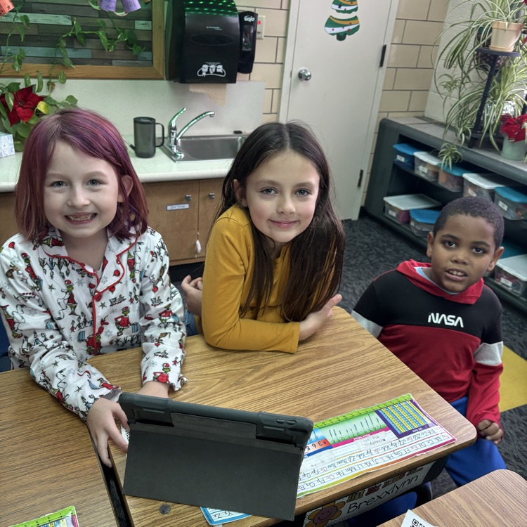AberdeenOMT's tweet photo. 2nd grade ended grinch day with a Grinch Kahoot! #asdomt #AberdeenPublicSchools https://t.co/w6AQlE5U3E