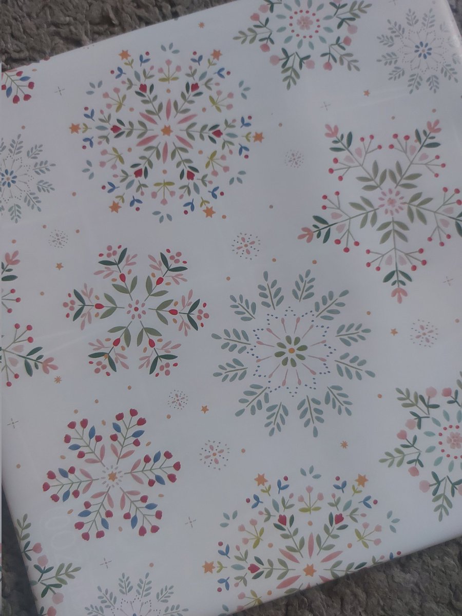 PerffaithSimmer's tweet image. How pretty is this wrapping paper 😍🎁