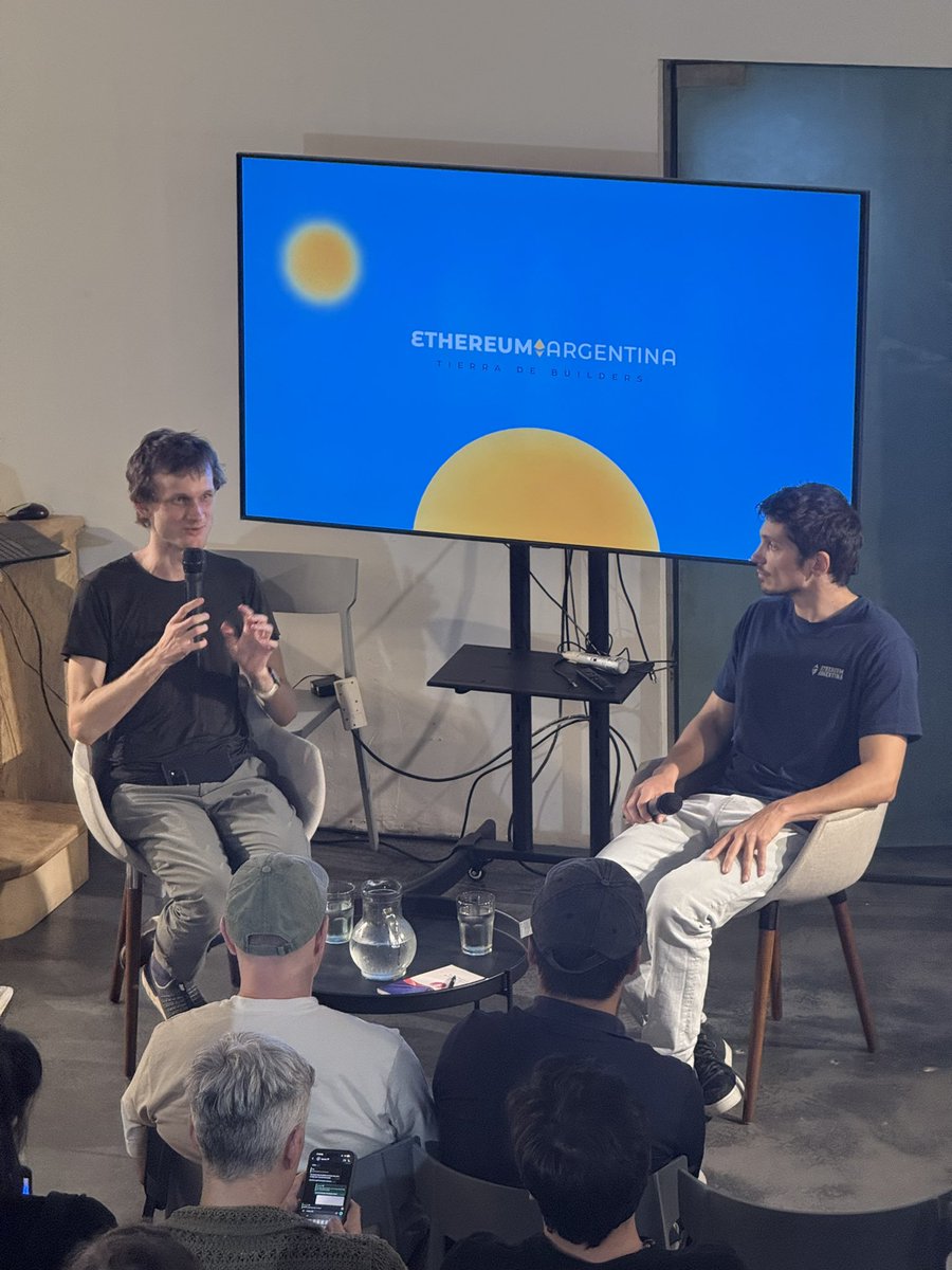 rociorsaa's tweet photo. @VitalikButerin en @EtherArgentina 🚀 https://t.co/Fjimljpa85