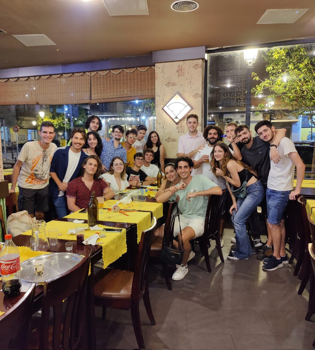 -El Gao q no pasaba una inspección de hacienda ni a palos 
-Indigestión garantizada
-Llegar tarde por hacer previa en piso Elena
-Altas probabilidades de acabar en el peor antro de Valencia 

Good old times🚬