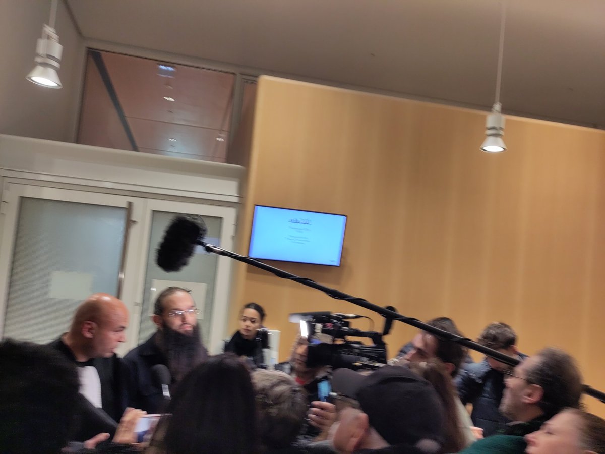nathmaza's tweet photo. Sortie triomphale d' Ilias Imzalene du tribunal de #Paris
Et vive la lutte du peuple #Palestinien
#FreePalestine
La #Palestine sera libre de la mer au Jourdain
#Chekkat
#imzalene https://t.co/uesLWAbnjL