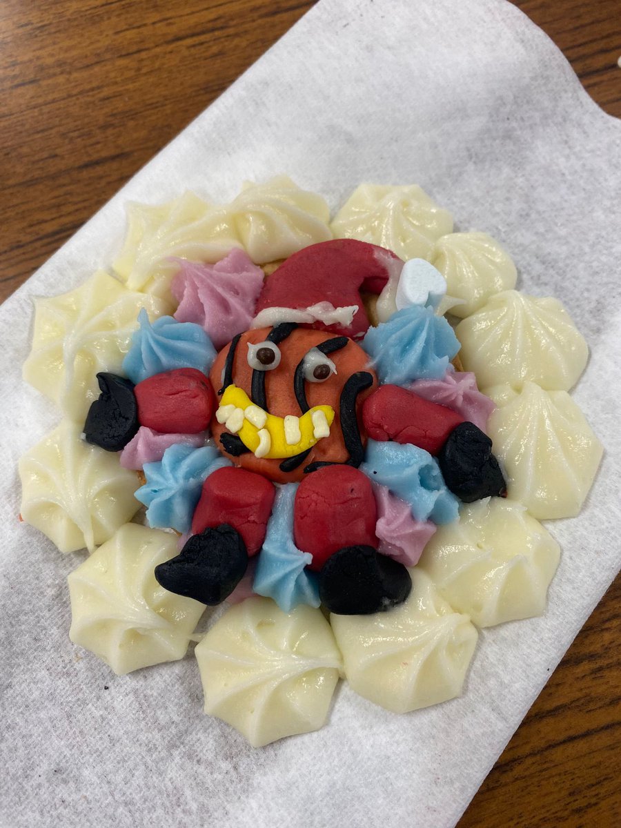Our winning staff vs pupil cookie decoration design went to Zoe in S2 for her detailed snowman face, and 2nd place went to Natasha in S4 with her sunbathing snowman! Also featuring Mrs Halls scary basketball Santa 🍪🎄🎅🏼