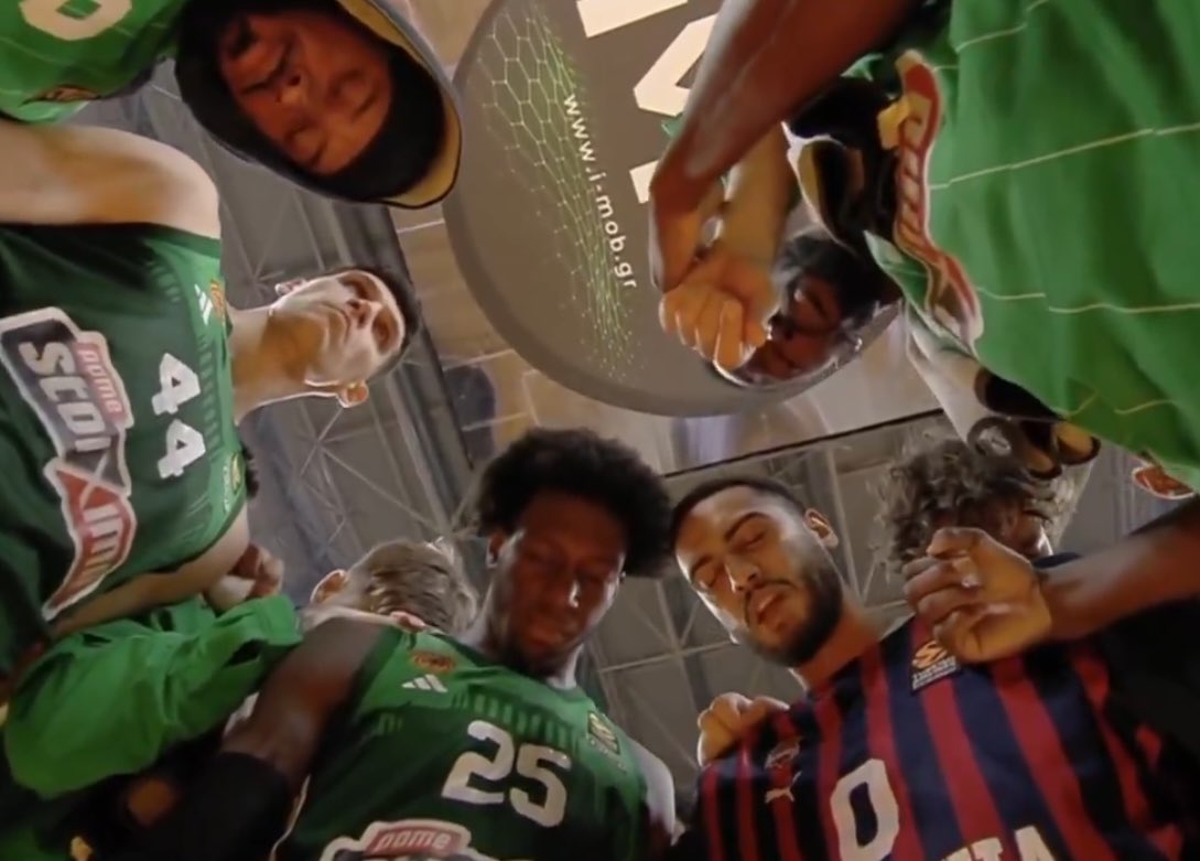 parallelecinico's tweet photo. Panathinaikos-Baskonia è finita da poco. I greci hanno vinto di 35. Markus Howard del Baskonia va verso i giocatori del Panathinaikos e li abbraccia. Arrivano anche i suoi compagni. Entrambe le squadre anziché festeggiare o rientrare col capo chino negli spogliatoi, si raccolgono a centrocampo. C’è chi prega. C’è chi spera. C’è chi non trattiene le lacrime. All’inizio del secondo quarto il centro del Pana, Lessort, è caduto male dopo un salto. Le sue grida hanno ammutolito 17.000 tifosi. La sua gamba era piegata in due. Si parla di frattura scomposta di tibia e perone. Due persone sugli spalti sono svenute. Il figlio di 5 anni di Lessort non smetteva di piangere. Sono quegli infortuni che nessuno vorrebbe mai vedere. Il Baskonia, pur nella sconfitta, ha dato una dimostrazione straordinaria di sportività. Non ha subito un grave infortunio un avversario, ma un fratello del basket.
Questa immagine, potentissima, riassume la bellezza dello sport.
