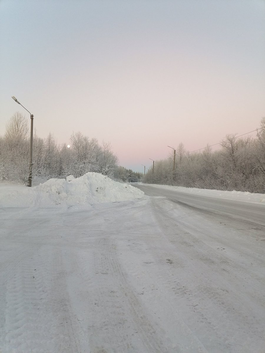 Malina_dim's tweet photo. Я вернулся из Мурманска, в котором ночью было -38!!! 🥶 Сказали, что это аномалия, но я же умудрился приехать именно в эти блядские 3 дня и тусовался с пожарными на взлётной полосе пока не обледенел.
Какое счастье, что всего 7 часов и я опять в Калининграде, где +11. https://t.co/a8CZBuIBIJ
