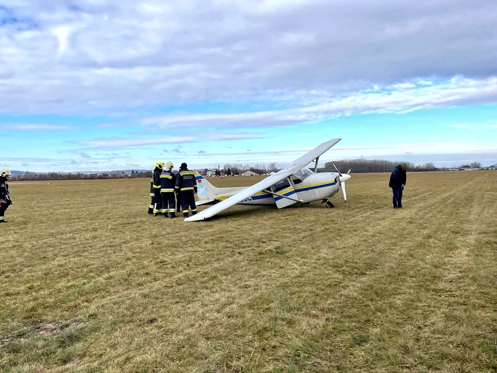 ivancp25's tweet photo. #AccidenteAéreo de un monomotor #Reims #CessnaSkyhawk F172M (D-EESC) de #Multifly. Perdió su neumático derecho al despegar del Aeródromo de #Kalocsa con destino a #Jakabszállás. Aterrizó de emergencia en el Aeropuerto de #Őcsény, en #Hungría 🇭🇺. 2 ocupantes ilesos. 15-12-24 https://t.co/hvlziY4QRX