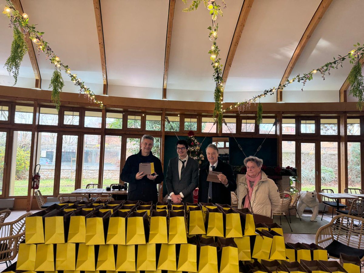 RMuzeau's tweet photo. 🍫✨ Distribution de chocolats avec Frédéric Duval @amazon et Alain Isnard à la Fondation #Roguet
Un beau moment de générosité et de partage où des chocolats ont été distribués aux résidents pour apporter une touche de douceur et de magie en cette période festive. 🎄💝 #clichy https://t.co/xlhY0AEiEA