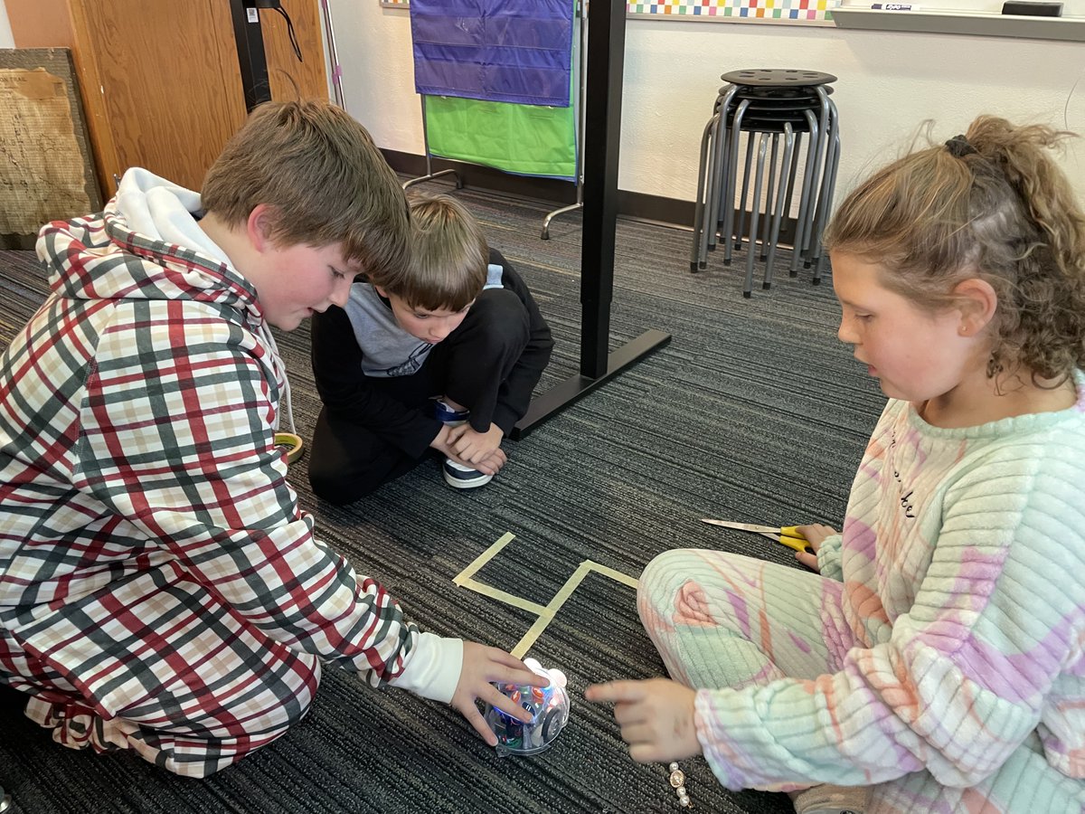 longfellowHPS's tweet image. Mrs. Schubert’s class earned a special reward for their amazing behavior—robot celebrations! 🎉🤖 These future engineers had a blast exploring and learning with their robotic friends. Way to go, superstars! #GreatBehavior #RobotFun #longfellowleopards