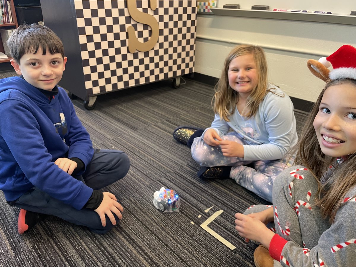longfellowHPS's tweet image. Mrs. Schubert’s class earned a special reward for their amazing behavior—robot celebrations! 🎉🤖 These future engineers had a blast exploring and learning with their robotic friends. Way to go, superstars! #GreatBehavior #RobotFun #longfellowleopards