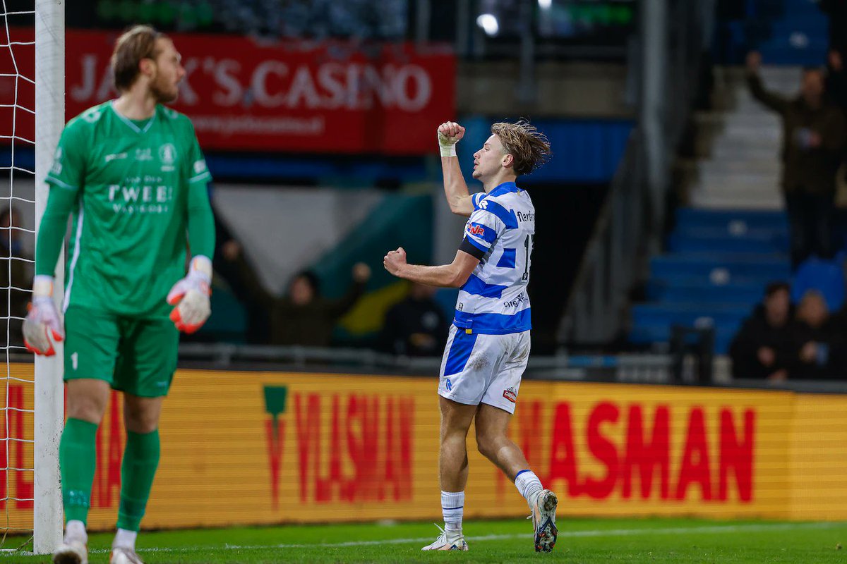 oranjefussball's tweet photo. #DeGraafschap steht im Achtelfinale: Die "Superboeren" gewinnen gegen #SpartaNijkerk mit 4:0. Jesse van de Haar mit Dreierpack.
#KNVBbeker #GRASPA https://t.co/35JHrBacd5