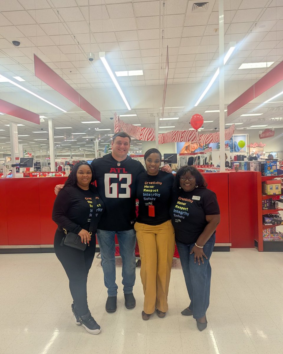CHRIS180_Change's tweet image. CHRIS 180 partnered with the @AtlantaFalcons for a special shopping day at Target! 🛍️🎄

Clients and CHRIS 180 team members came together to spread holiday cheer. Huge thanks to the Falcons for giving back and making a difference! 💙❤️

#CHRIS180 #AtlantaFalcons #CommunityImpact