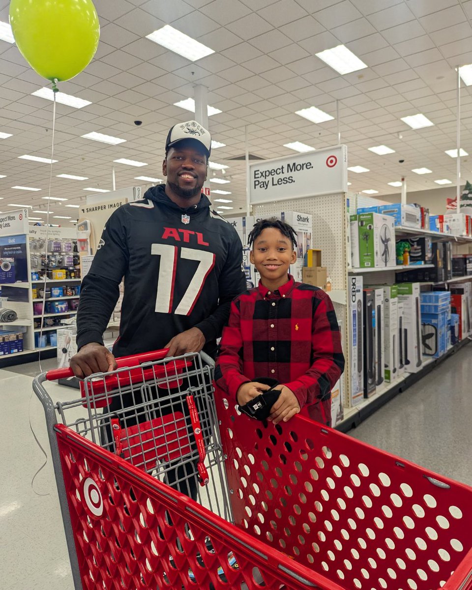 CHRIS180_Change's tweet image. CHRIS 180 partnered with the @AtlantaFalcons for a special shopping day at Target! 🛍️🎄

Clients and CHRIS 180 team members came together to spread holiday cheer. Huge thanks to the Falcons for giving back and making a difference! 💙❤️

#CHRIS180 #AtlantaFalcons #CommunityImpact