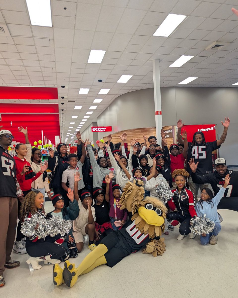 CHRIS180_Change's tweet image. CHRIS 180 partnered with the @AtlantaFalcons for a special shopping day at Target! 🛍️🎄

Clients and CHRIS 180 team members came together to spread holiday cheer. Huge thanks to the Falcons for giving back and making a difference! 💙❤️

#CHRIS180 #AtlantaFalcons #CommunityImpact