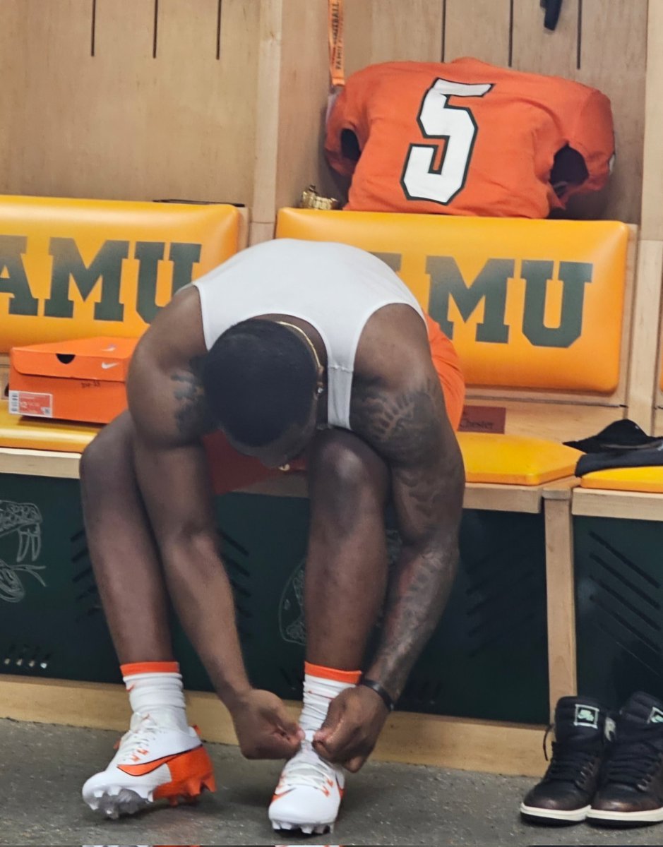 RufusJefferson3's tweet image. @tylerj21_ GETTING READY FOR THE PHOTO SHOOT.....💪🏿
(Looking like @GVOaant)....😮
📸🐍📸🐍📸🐍📸🐍📸🐍📸🐍📸
#TJ5.....®️
#CHO5️⃣EN.....🙌🏿
#GameChanger.....🎯
#PreparationMeetsOpportunity.. ✔
#Strike&amp;amp;Strike&amp;amp;StrikeAgain....🐍
#HornetNation.....🐝
@denny_thompson @6pointsjax