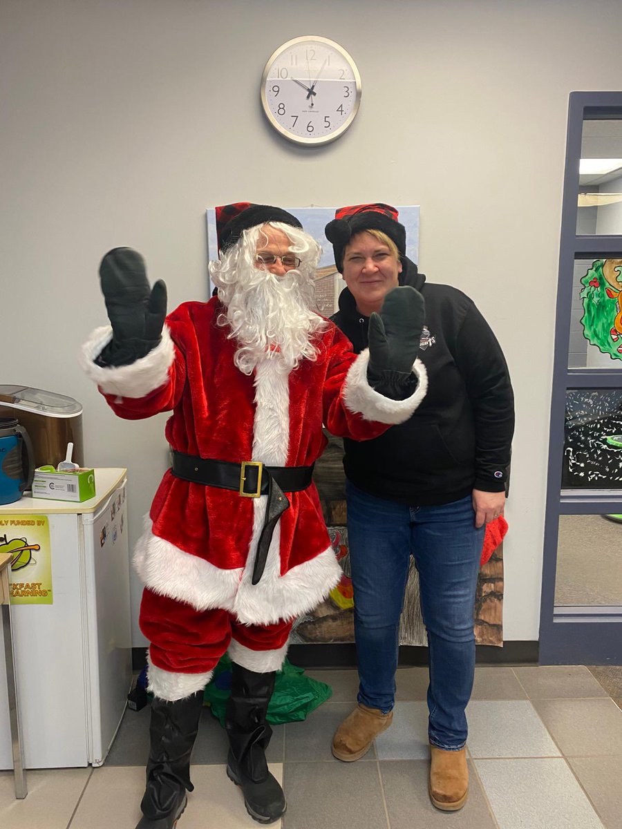 SMCDSB_MRO's tweet photo. Santa came to visit. It’s the most happiest time of the year. 🌲 🎅🏻 EXCITING !!!!!! https://t.co/ovpTiBzKl9